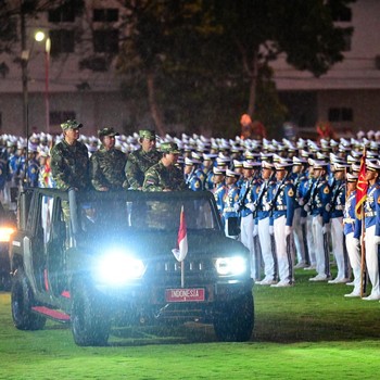 Potret Gagah Prabowo Naik Maung, Hujan-hujanan Pimpin Parade Senja