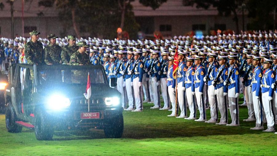 Presiden Prabowo Subianto melakukan Parade Senja yang digelar di Lapangan Pancasila, Graha Utama Akademi Militer (Akmil), Magelang, Jawa Tengah, Jumat (25/10/2024). (Dok. Biro Pers Sekretariat Presiden/Muchlis Jr)