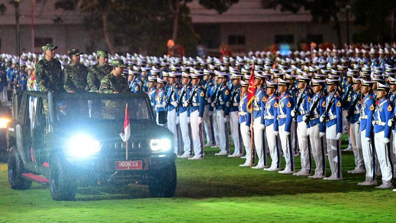 Presiden Prabowo Subianto melakukan Parade Senja yang digelar di Lapangan Pancasila, Graha Utama Akademi Militer (Akmil), Magelang, Jawa Tengah, Jumat (25/10/2024). (Dok. Biro Pers Sekretariat Presiden/Muchlis Jr)