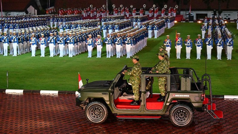 Presiden Prabowo Subianto melakukan Parade Senja yang digelar di Lapangan Pancasila, Graha Utama Akademi Militer (Akmil), Magelang, Jawa Tengah, Jumat (25/10/2024). (Dok. Biro Pers Sekretariat Presiden/Muchlis Jr)