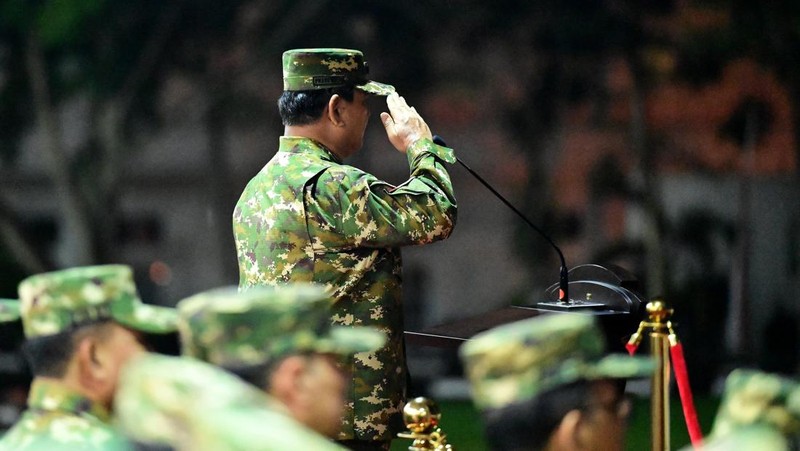 Presiden Prabowo Subianto melakukan Parade Senja yang digelar di Lapangan Pancasila, Graha Utama Akademi Militer (Akmil), Magelang, Jawa Tengah, Jumat (25/10/2024). (Dok. Biro Pers Sekretariat Presiden/Muchlis Jr)