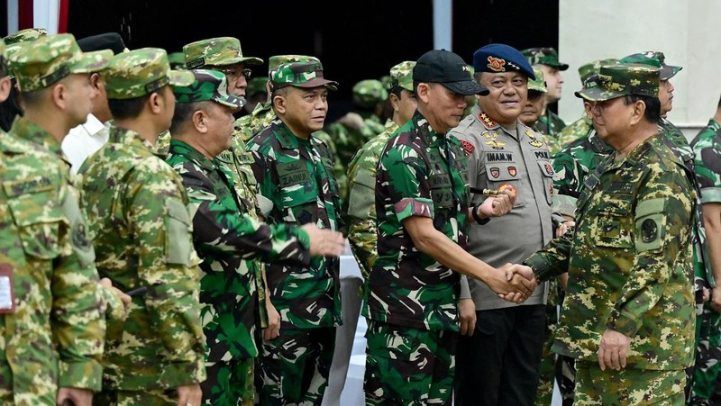 Presiden Prabowo Subianto melakukan Parade Senja yang digelar di Lapangan Pancasila, Graha Utama Akademi Militer (Akmil), Magelang, Jawa Tengah, Jumat (25/10/2024). (Dok. Biro Pers Sekretariat Presiden/Muchlis Jr)