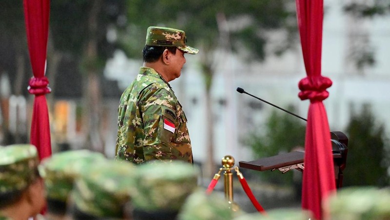 Presiden Prabowo Subianto melakukan Parade Senja yang digelar di Lapangan Pancasila, Graha Utama Akademi Militer (Akmil), Magelang, Jawa Tengah, Jumat (25/10/2024). (Dok. Biro Pers Sekretariat Presiden/Muchlis Jr)