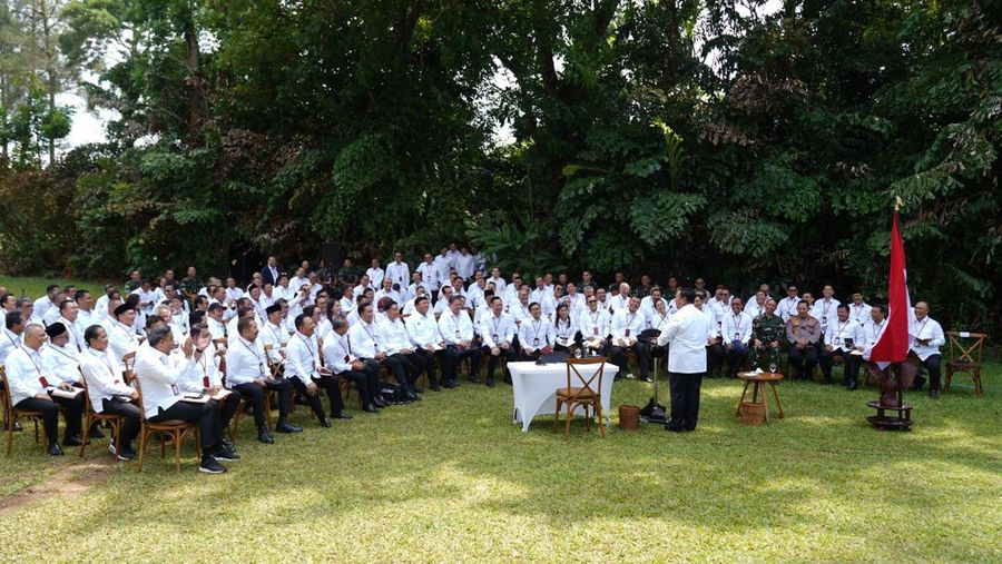 Presiden Prabowo Subianto memberikan pengarahan kepada peserta retreat Kabinet Merah Putih di Akademi Militer, Magelang, Jawa Tengah, Jumat (25/10/2024). Presiden Prabowo Subianto memberikan pengarahan kepada peserta retreat Kabinet Merah Putih di Akademi Militer, Magelang, Jawa Tengah, Jumat (25/10/2024). (Dok. Tim Media Prabowo)