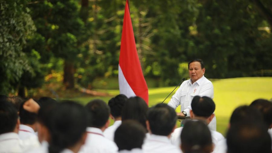 Presiden Prabowo Subianto memberikan pengarahan kepada peserta retreat Kabinet Merah Putih di Akademi Militer, Magelang, Jawa Tengah, Jumat (25/10/2024). (Dok. Tim Media Prabowo)