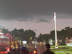 Momen Prabowo-Para Menko Cek Pasukan Parade Senja Akmil di Tengah Hujan