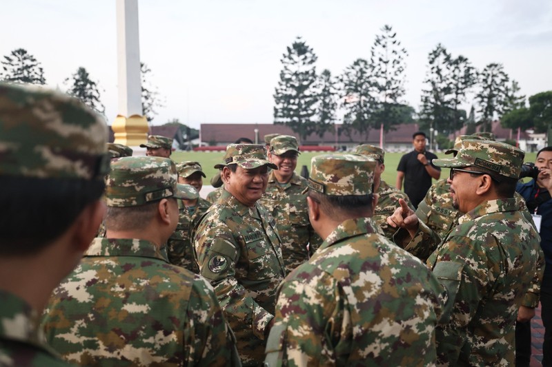Momen Prabowo dan jajaran kabinet retreat di Magelang (dok. Tim Media Prabowo) Momen Prabowo dan jajaran kabinet retreat di Magelang (dok. Tim Media Prabowo)