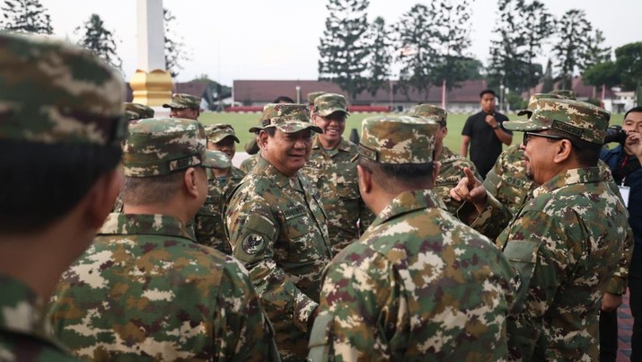 Presiden RI ke-8 Prabowo Subianto membuka giat pertama retreat Kabinet Merah Putih dengan sesi olahraga dan latihan baris berbaris bersama di Lapangan Sapta Marga, Akademi Militer Magelang, Jumat (25/10). (Dok: Tim Media Prabowo)