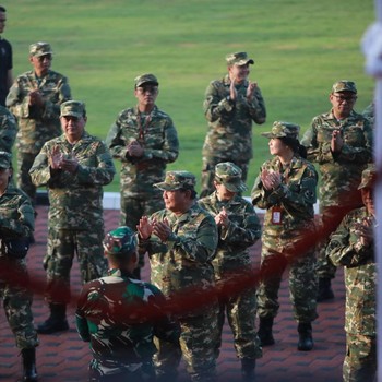 Berbaju Loreng Ala Tentara, Potret Menteri Prabowo saat Berdiri Tegak
