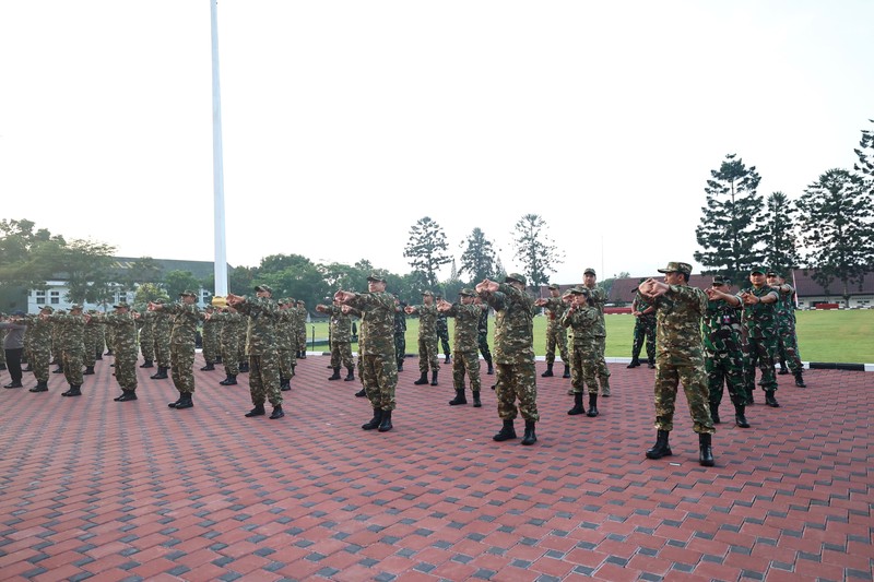 Raffi Ahmad dan para Kabinet Menteri Merah-Putih menjalani retreat di kawasan Akademi Militer, Magelang. Mereka memakai pakaian Komponen Cadangan bermotif loreng-loreng. Raffi Ahmad dan para Kabinet Menteri Merah-Putih menjalani retreat di kawasan Akademi Militer, Magelang. Mereka memakai pakaian Komponen Cadangan bermotif loreng-loreng. (Instagram @raffinagita1717)