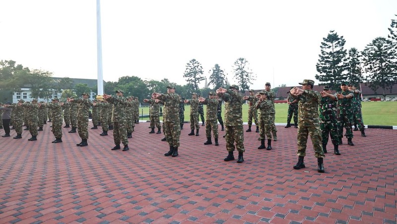 Raffi Ahmad dan para Kabinet Menteri Merah-Putih menjalani retreat di kawasan Akademi Militer, Magelang. Mereka memakai pakaian Komponen Cadangan bermotif loreng-loreng. (Instagram @raffinagita1717)