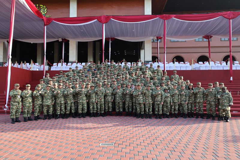 Suasana persiapan keberangkatan ke Akademi Militer Magelang via Jogyakarta - untuk acara pembekalan para anggota Kabinet Merah Putih 2024-2029; untuk menggalang kekompakan dan kebersamaan serta persatuan tim. (Instagram/smindrawati)