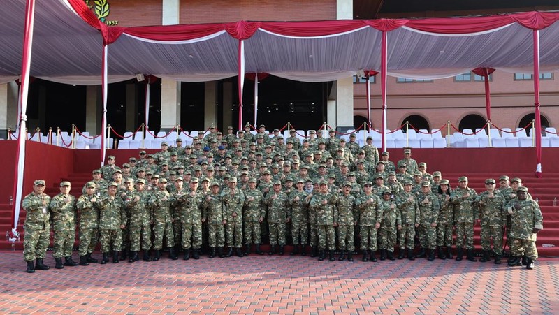 Suasana persiapan keberangkatan ke Akademi Militer Magelang via Jogyakarta - untuk acara pembekalan para anggota Kabinet Merah Putih 2024-2029; untuk menggalang kekompakan dan kebersamaan serta persatuan tim. (Instagram/smindrawati)