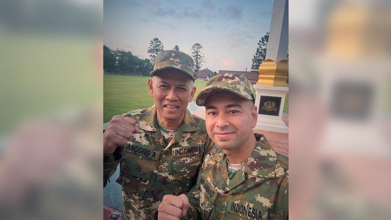 Raffi Ahmad dan para Kabinet Menteri Merah-Putih menjalani retreat di kawasan Akademi Militer, Magelang. Mereka memakai pakaian Komponen Cadangan bermotif loreng-loreng. (Instagram @raffinagita1717)