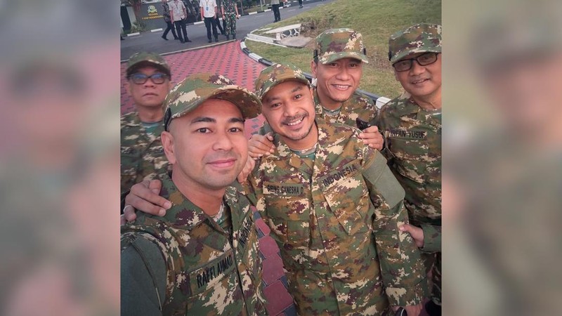 Raffi Ahmad dan para Kabinet Menteri Merah-Putih menjalani retreat di kawasan Akademi Militer, Magelang. Mereka memakai pakaian Komponen Cadangan bermotif loreng-loreng. (Instagram @raffinagita1717)