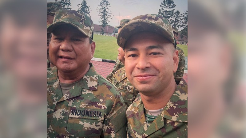 Raffi Ahmad dan para Kabinet Menteri Merah-Putih menjalani retreat di kawasan Akademi Militer, Magelang. Mereka memakai pakaian Komponen Cadangan bermotif loreng-loreng. (Instagram @raffinagita1717)