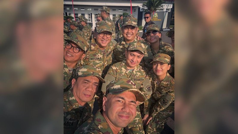 Raffi Ahmad dan para Kabinet Menteri Merah-Putih menjalani retreat di kawasan Akademi Militer, Magelang. Mereka memakai pakaian Komponen Cadangan bermotif loreng-loreng. (Instagram @raffinagita1717)