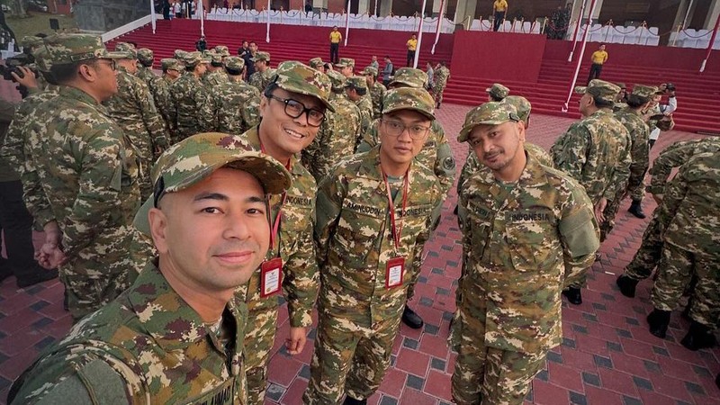 Raffi Ahmad dan para Kabinet Menteri Merah-Putih menjalani retreat di kawasan Akademi Militer, Magelang. Mereka memakai pakaian Komponen Cadangan bermotif loreng-loreng. (Instagram @raffinagita1717)