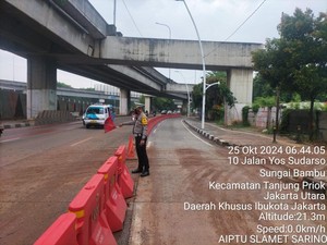 Awas Licin! Ada Material Tanah Basah di Jalan Yos Sudarso Jakut