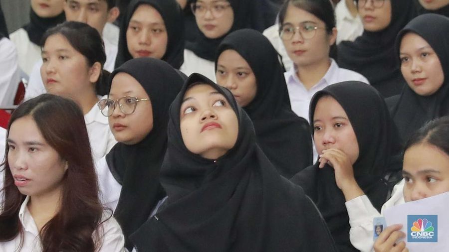 Sejumlah peserta mengikuti tes Seleksi Kompetensi Dasar (SKD) Calon Pegawai Negeri Sipil (CPNS) 2024 formasi Kementerian Kesehatan di Kantor Badan Kepegawaian Negara (BKN) Pusat, Jakarta, Jumat (25/10/2024). (CNBC Indonesia/Muhammad Sabki)