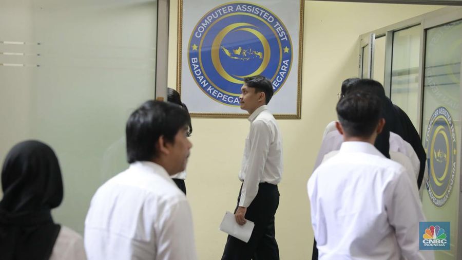 Sejumlah peserta mengikuti tes Seleksi Kompetensi Dasar (SKD) Calon Pegawai Negeri Sipil (CPNS) 2024 formasi Kementerian Kesehatan di Kantor Badan Kepegawaian Negara (BKN) Pusat, Jakarta, Jumat (25/10/2024). (վ/Muhammad Sabki)