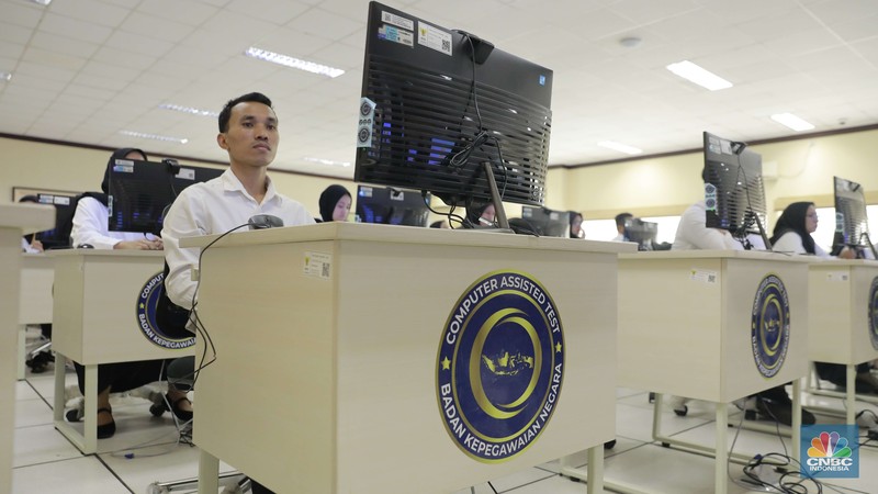 Sejumlah peserta mengikuti tes Seleksi Kompetensi Dasar (SKD) Calon Pegawai Negeri Sipil (CPNS) 2024 formasi Kementerian Kesehatan di Kantor Badan Kepegawaian Negara (BKN) Pusat, Jakarta, Jumat (25/10/2024). (CNBC Indonesia/Muhammad Sabki) Sejumlah peserta mengikuti tes Seleksi Kompetensi Dasar (SKD) Calon Pegawai Negeri Sipil (CPNS) 2024 formasi Kementerian Kesehatan di Kantor Badan Kepegawaian Negara (BKN) Pusat, Jakarta, Jumat (25/10/2024). (CNBC Indonesia/Muhammad Sabki)