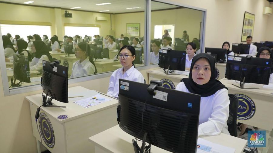 Sejumlah peserta mengikuti tes Seleksi Kompetensi Dasar (SKD) Calon Pegawai Negeri Sipil (CPNS) 2024 formasi Kementerian Kesehatan di Kantor Badan Kepegawaian Negara (BKN) Pusat, Jakarta, Jumat (25/10/2024). (CNBC Indonesia/Muhammad Sabki)