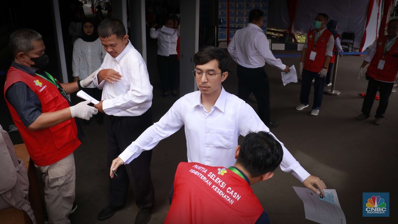Sejumlah peserta mengikuti tes Seleksi Kompetensi Dasar (SKD) Calon Pegawai Negeri Sipil (CPNS) 2024 formasi Kementerian Kesehatan di Kantor Badan Kepegawaian Negara (BKN) Pusat, Jakarta, Jumat (25/10/2024). (CNBC Indonesia/Muhammad Sabki) Sejumlah peserta mengikuti tes Seleksi Kompetensi Dasar (SKD) Calon Pegawai Negeri Sipil (CPNS) 2024 formasi Kementerian Kesehatan di Kantor Badan Kepegawaian Negara (BKN) Pusat, Jakarta, Jumat (25/10/2024). (CNBC Indonesia/Muhammad Sabki)