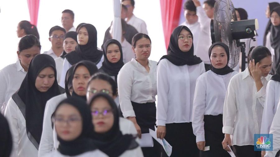 Sejumlah peserta mengikuti tes Seleksi Kompetensi Dasar (SKD) Calon Pegawai Negeri Sipil (CPNS) 2024 formasi Kementerian Kesehatan di Kantor Badan Kepegawaian Negara (BKN) Pusat, Jakarta, Jumat (25/10/2024). (CNBC Indonesia/Muhammad Sabki)