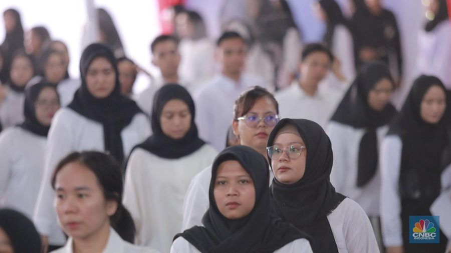 Sejumlah peserta mengikuti tes Seleksi Kompetensi Dasar (SKD) Calon Pegawai Negeri Sipil (CPNS) 2024 formasi Kementerian Kesehatan di Kantor Badan Kepegawaian Negara (BKN) Pusat, Jakarta, Jumat (25/10/2024). (վ/Muhammad Sabki)