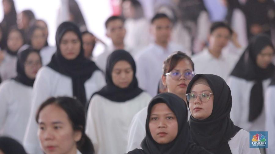 Sejumlah peserta mengikuti tes Seleksi Kompetensi Dasar (SKD) Calon Pegawai Negeri Sipil (CPNS) 2024 formasi Kementerian Kesehatan di Kantor Badan Kepegawaian Negara (BKN) Pusat, Jakarta, Jumat (25/10/2024). (CNBC Indonesia/Muhammad Sabki)