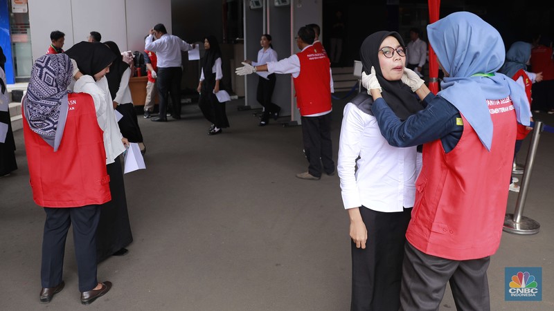 Sejumlah peserta mengikuti tes Seleksi Kompetensi Dasar (SKD) Calon Pegawai Negeri Sipil (CPNS) 2024 formasi Kementerian Kesehatan di Kantor Badan Kepegawaian Negara (BKN) Pusat, Jakarta, Jumat (25/10/2024). (CNBC Indonesia/Muhammad Sabki) Sejumlah peserta mengikuti tes Seleksi Kompetensi Dasar (SKD) Calon Pegawai Negeri Sipil (CPNS) 2024 formasi Kementerian Kesehatan di Kantor Badan Kepegawaian Negara (BKN) Pusat, Jakarta, Jumat (25/10/2024). (CNBC Indonesia/Muhammad Sabki)