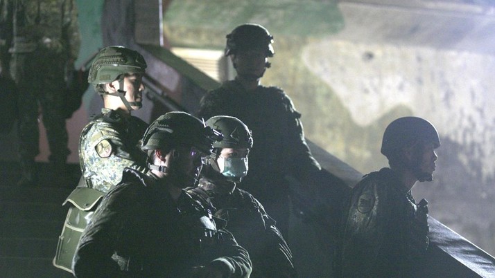Tentara berdiri selama latihan militer di Pulau Penghu, Taiwan, Kamis, 24 Oktober 2024. (AP Photo/Chiang Ying-ying)