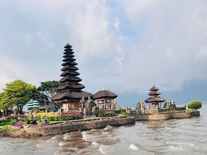 Pura Air Terbesar Bali di Tengah Danau Suci Baratan