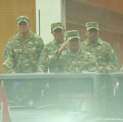 Prabowo Hujan-hujanan Pimpin Upacara Parade Senja di Magelang