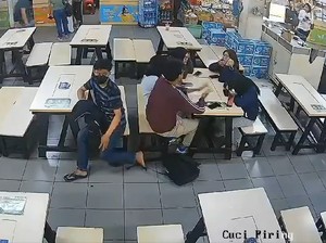Video: Pencurian Modus Geser Tas di Kampus Depok Terekam CCTV
