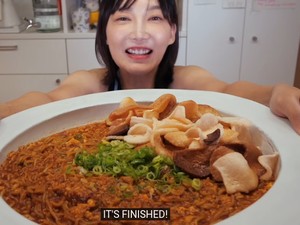 Mukbang Indomie Goreng Aceh, YouTuber Ini Masak 4 Bungkus Sekaligus!