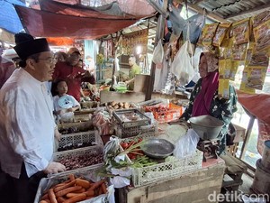 Cawagub Suswono Dicurhati Pedagang Pasar Soal Daya Beli Warga Menurun