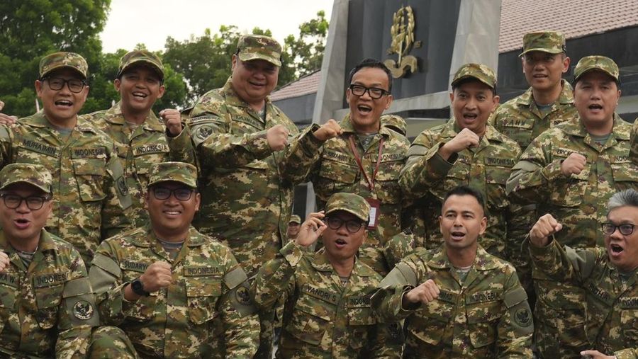 Anggota kabinet berseragam militer, kiri atas, Menteri Koordinator Pemberdayaan Rakyat Muhaimin Iskandar, Menteri Kehutanan Raja Juli Antoni, Menteri Koordinator Bidang Perekonomian Airlangga Hartarto, Wakil Menteri Ketenagakerjaan Immanuel Ebenezer, Staf Khusus Presiden Bidang Ekonomi Kreatif Yovie Widianto, Menteri Koordinator Bidang Infrastruktur dan Pengembangan Wilayah Agus Harimurti Yudhoyono, Menteri Badan Usaha Milik Negara Erick Thohir, dan bawah dari kiri, Wakil Menteri Badan Usaha Milik Negara Kartika Wirjoatmojo, Wakil Menteri Pertanian Sudaryono, Menteri Pembangunan Daerah Tertinggal Yandri Susanto, Utusan Khusus Presiden Bidang Pengembangan Pemuda dan Pekerja Seni Raffi Ahmad dan Utusan Khusus Presiden Bidang Usaha Mikro, Kecil, dan Menengah Ahmad Ridha Sabana berpose untuk fotografer selama retret kabinet di Akademi Militer di Magelang, Jawa Tengah, Indonesia, Jumat, 25 Oktober 2024. (AP Photo/Achmad Ibrahim)