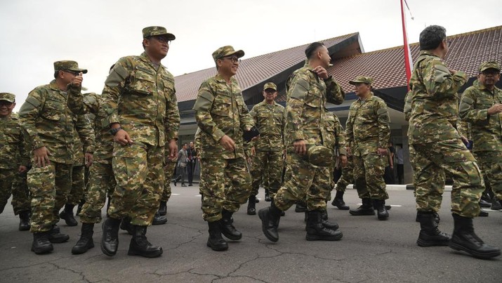 Para menteri dan anggota kabinet berseragam militer berjalan saat retret kabinet di Akademi Militer di Magelang, Jawa Tengah, Indonesia, Jumat, 25 Oktober 2024. (Foto AP/Achmad Ibrahim)