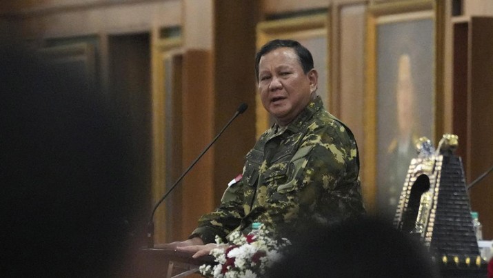 Indonesian President Prabowo Subianto delivers a speech prior to dinner during a cabinet retreat at the Military Academy in Magelang, Central Java, Indonesia, Friday, Oct. 25, 2024. (AP Photo/Achmad Ibrahim)