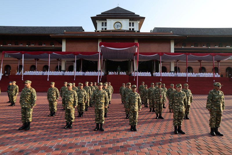 Foto bersama Presiden Prabowo Subianto dan Wakil Presiden Gibran Rakabuming Raka bersama para Menteri Kabinet Merah Putih di Istana Negara, Jakarta, Senin (21/10/2024). (CNBC Indonesia/Tri Susilo)