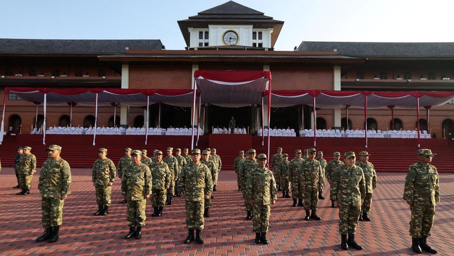 Foto bersama Presiden Prabowo Subianto dan Wakil Presiden Gibran Rakabuming Raka bersama para Menteri Kabinet Merah Putih di Istana Negara, Jakarta, Senin (21/10/2024). (վ/Tri Susilo)