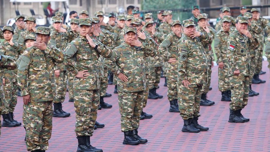 Presiden Indonesia Prabowo Subianto menghadiri sesi pemanasan selama retret bersama para menteri kabinet yang baru dilantik di akademi militer di Magelang, provinsi Jawa Tengah, Indonesia, 25 Oktober 2024. Tim Media Prabowo/Handout via REUTERS