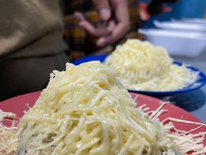 Cuma Jual Satu Menu, Tapi 5 Tempat Ini Antrenya Panjang!