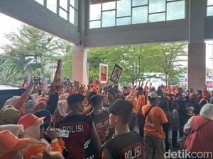 Pendukung Paslon Pilwalkot Makassar Perang Yel-yel di Luar Lokasi Debat