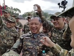 Diguyur Air, Mendagri Tito Dapat Kejutan Ultah di Retreat Magelang