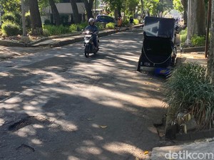 Pengendara Keluhkan Kerusakan Jalan Sumbawa Bandung