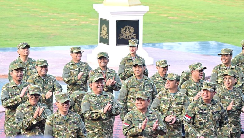 Foto bersama Presiden Prabowo Subianto dan Wakil Presiden Gibran Rakabuming Raka bersama para Menteri Kabinet Merah Putih di Istana Negara, Jakarta, Senin (21/10/2024). (CNBC Indonesia/Tri Susilo)