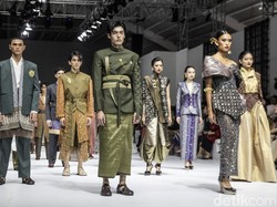 Pesona Songket Pewarnaan Alami dari Temma Prasetyo dan Maya Ratih di JFW 2025 Pesona Songket Pewarnaan Alami dari Temma Prasetyo dan Maya Ratih di JFW 2025